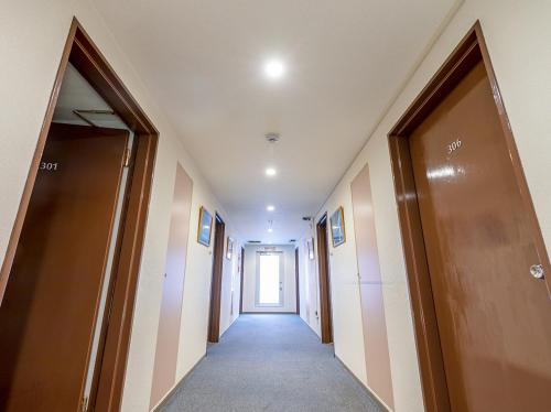 a hallway of a building with a door and a hallwayngthngthngthngthngth at Hotel Koryukaku in Tokyo