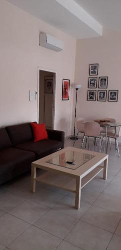 un salon avec un canapé et une table basse dans l'établissement Casa Del Mar - Beautiful Two Bedroom Penthouse Apartment, à Sainte-Maxime