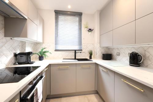 JOIVY Modern 1 bed Flat in West End, close to Princes Gardens photo 18