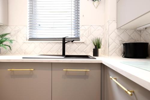 JOIVY Modern 1 bed Flat in West End, close to Princes Gardens photo 17