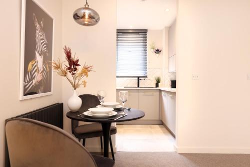 JOIVY Modern 1 bed Flat in West End, close to Princes Gardens photo 22