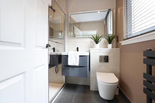 JOIVY Modern 1 bed Flat in West End, close to Princes Gardens photo 35