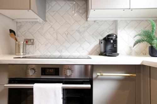 JOIVY Modern 1 bed Flat in West End, close to Princes Gardens photo 20