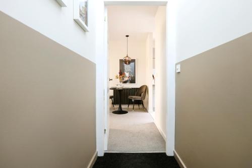 JOIVY Modern 1 bed Flat in West End, close to Princes Gardens photo 30
