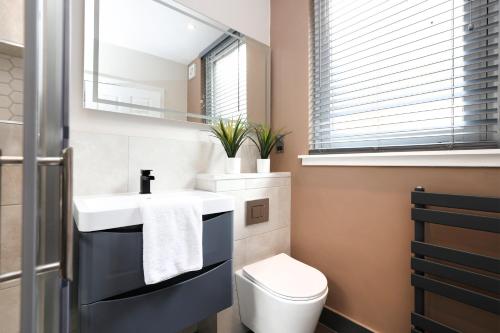JOIVY Modern 1 bed Flat in West End, close to Princes Gardens photo 34