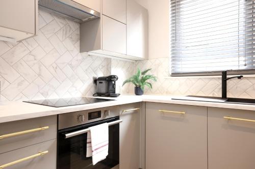 JOIVY Modern 1 bed Flat in West End, close to Princes Gardens photo 21