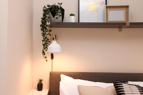 JOIVY Modern 1 bed Flat in West End, close to Princes Gardens photo 29
