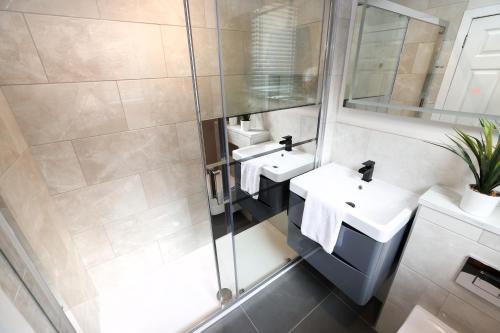 JOIVY Modern 1 bed Flat in West End, close to Princes Gardens photo 31