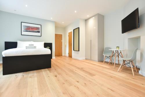 Säng eller sängar i ett rum på St James House Serviced Apartments by Concept Apartments