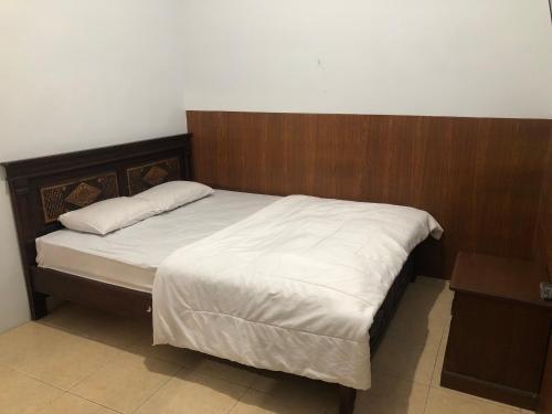 Ένα ή περισσότερα κρεβάτια σε δωμάτιο στο Anind Guest House near Museum Angkut Batu RedPartner