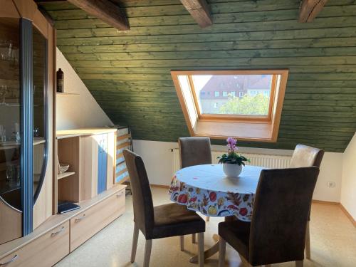 a dining room with a table and chairs and a window at Ferienwohnung Schmidt in Bautzen