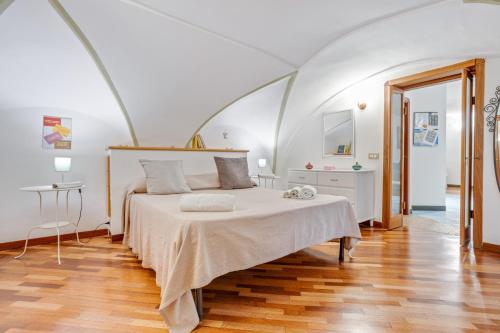 una camera con letto e pavimento in legno di Casa Querida Central & Elegant Flat a Napoli