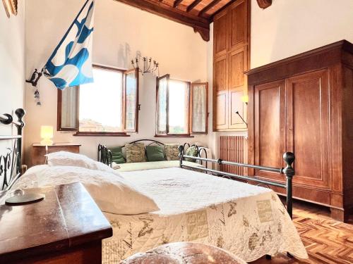 ein Schlafzimmer mit einem großen Bett und einer Flagge in der Unterkunft Duprè Apartment in Siena