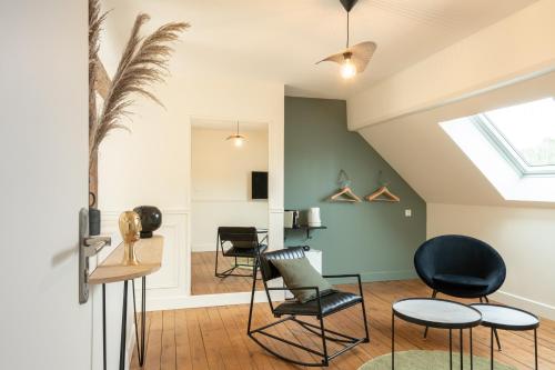 d'un salon avec des chaises et une lucarne. dans l'établissement LAROZIERE Chambres d’hôtes, à Wimereux