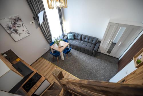 an overhead view of a living room with a table and a couch at Willa Zator in Oświęcim