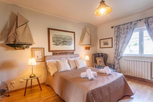 a bedroom with a bed with towels on it at Villa Alegre in Fernao Ferro
