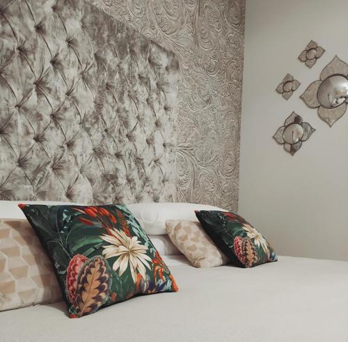 a white bed with two pillows on top of it at B&B Cà del Poeta in Venice