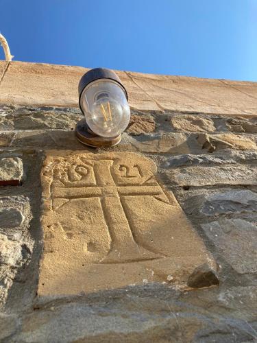 a light bulb sitting on top of a stone wall at Yiannis Village house in Asklipiḯon