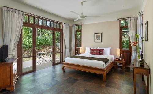 Postel nebo postele na pokoji v ubytování Motsamot - by Sublime Samui Villas