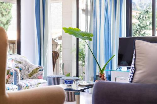 a living room with two chairs and a tv at Ca Na Bel in Port de Soller