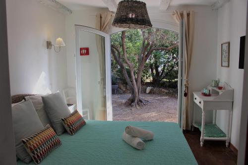 - une chambre avec un lit et une grande porte coulissante en verre dans l'établissement VILLA REVA 3 CHAMBRES, aux Issambres