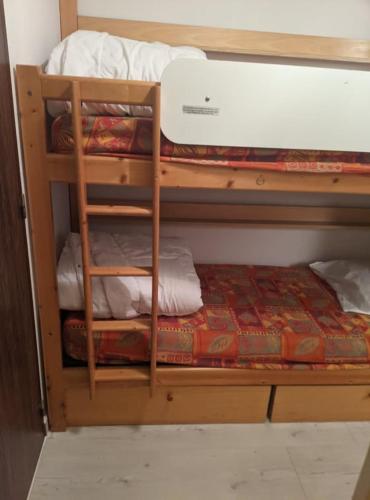 deux ensembles de lits superposés dans une chambre dans l'établissement STUDIO CABINE aux BALCONS DU SOLEIL, à Font-Romeu