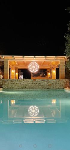 - une piscine avec deux lustres la nuit dans l'établissement B&B Don Giovanni Monopoli, à Monopoli