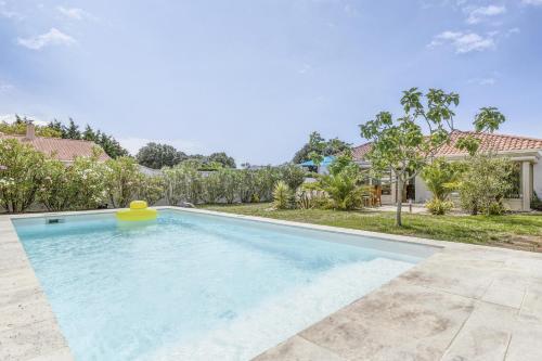 une piscine dans l'arrière-cour d'une maison dans l'établissement Maison avec piscine pour 6 personnes, à Les Sables-dʼOlonne
