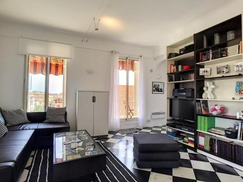 - un salon avec un sol en damier noir et blanc dans l'établissement Nestor&Jeeves - NOTRE DAME - Hyper center - Top floor - 180 view, à Nice