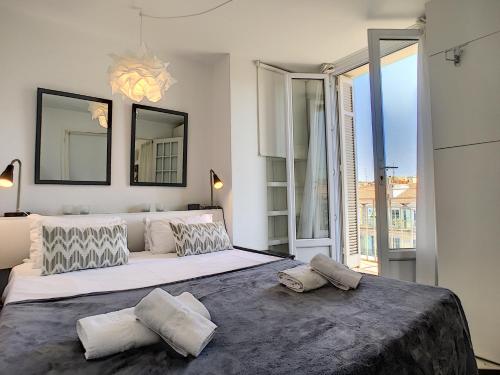une chambre avec un grand lit avec deux oreillers dessus dans l'établissement Nestor&Jeeves - NOTRE DAME - Hyper center - Top floor - 180 view, à Nice
