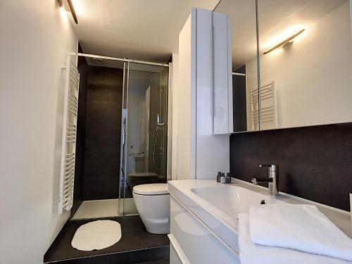 une salle de bain blanche avec des toilettes et un lavabo dans l'établissement Nestor&Jeeves - NOTRE DAME - Hyper center - Top floor - 180 view, à Nice