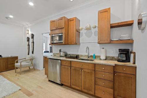 Dapur atau dapur kecil di Big Bear with Patio with Fire Pit