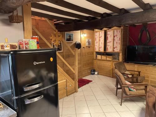 - une cuisine avec un réfrigérateur noir dans la chambre dans l'établissement Grange rénovée, Pyrénées Ariégeoises, Gîte haute Ariège, à Auzat