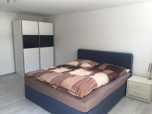 a bedroom with a bed and a dresser at Moderne Wohnung mit 74 m² Wohnfläche in Frauenhofen