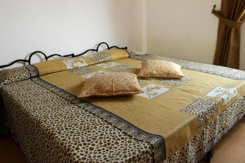 Una cama o camas en una habitación de Wasgamu Safari Lodge