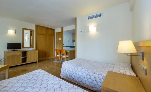 Een bed of bedden in een kamer bij Apartamentos MS Pepita
