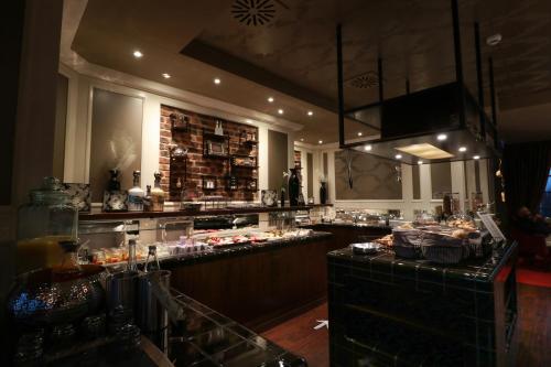 eine Küche mit einer Theke mit Essen darauf in der Unterkunft Haverkamp Suites in Bremerhaven