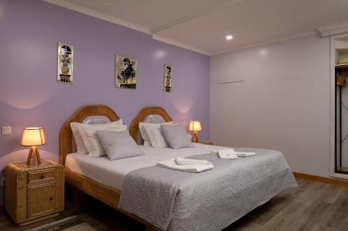 ein Schlafzimmer mit einem Bett mit zwei Handtüchern darauf in der Unterkunft Vila do Largo by Homie in São Vicente