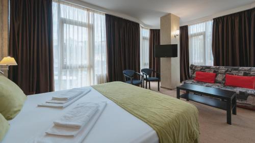 ホスタにあるKhosta Hotelのベッドとソファ付きのホテルルーム