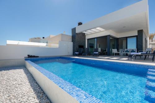 uma piscina em frente a uma casa em Fidalsa 5 Stars Sea Views em Ciudad Quesada