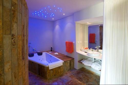 Ett badrum på Romantic suite in Caesarea