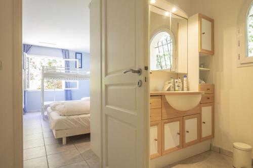 ル・ラヴァンドゥーにあるVilla Lili Roseの洗面台と鏡のあるバスルーム