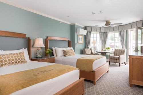 Ліжко або ліжка в номері Bar Harbor Inn and Spa