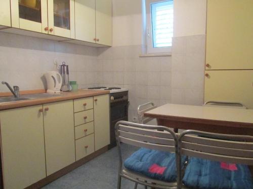 Η κουζίνα ή μικρή κουζίνα στο Apartmani Kljunak