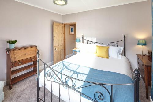 1 dormitorio con cama y tocador de madera en Host & Stay - Friths en Scarborough