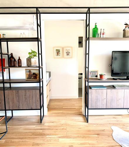 Una cocina o zona de cocina en Stylish Apartment by River with Pool & Grill
