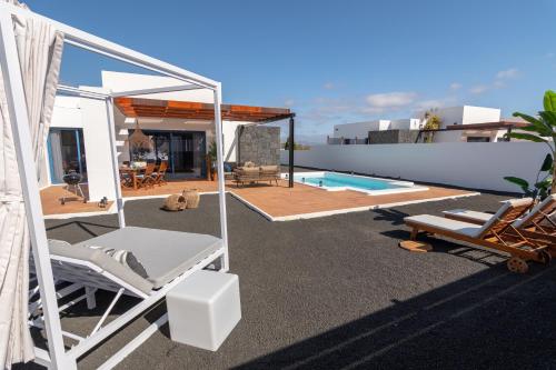 een villa met een schommel en een zwembad bij Villa Briseida by Villalia in Playa Blanca