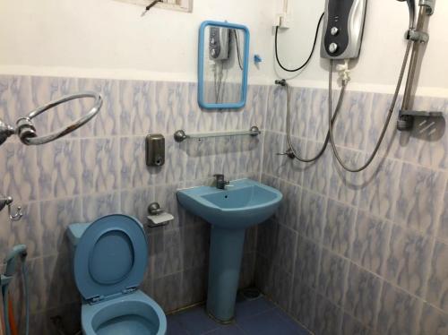 ein Bad mit einer Dusche, einem WC und einem Waschbecken in der Unterkunft Thisara Pool Resort Kataragama & Yala & Kabiliththa Safari in Kataragama