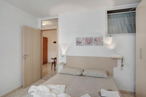 サンレモにあるCasa via Montà in centroの白い部屋(ベッド1台、窓付)