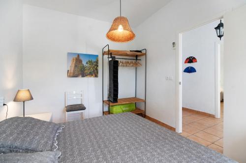 una camera da letto con un letto in una stanza di Beautiful Traditional House a Chipiona